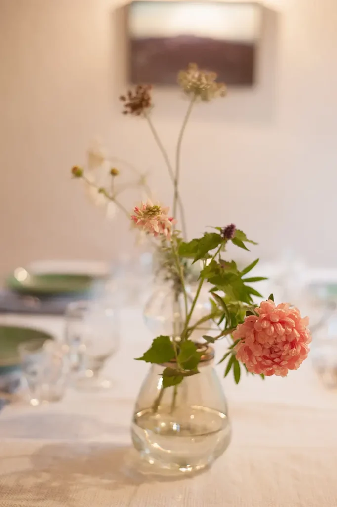 Hochzeitstisch mit Blumen